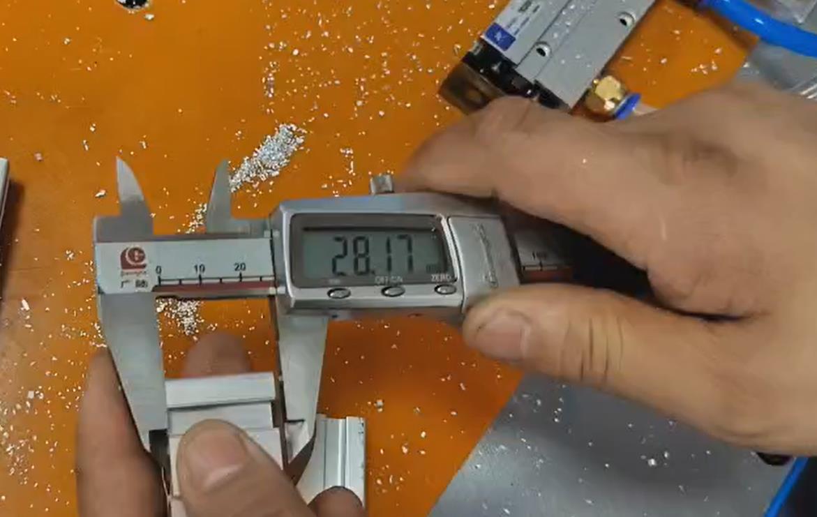 型材切割使用全自動切鋁機為什么還會有不精準？